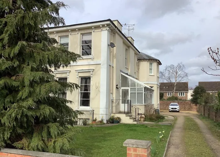 Luxury Refurbished 2 Bedroom Regency Apartment
